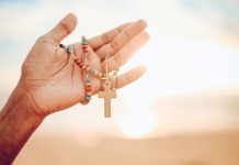 Litania da Gratidão Pessoa com terço nas maos