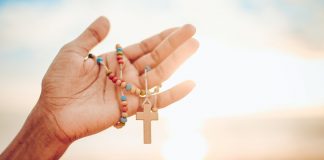 Litania da Gratidão Pessoa com terço nas maos