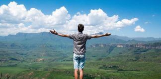 Na semana da gratidão, uma oração da noite Rapaz com os braços abertos